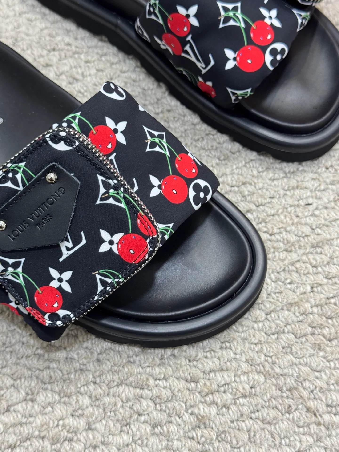 Men's shoes 💰400 [New style] 🦇🦇Top original order [Louis Vuitton] Couple style 👫Spring and summer style🎯🎯As an active family in the fashion industry ⭐ Lv is characterized by bold innovation ⚡Fabric down cloth🔥 Combined outsole, clean and tidy ⚡Fashionable and generous🌹Multiple colors available..Size: 36-44 (45 customized
